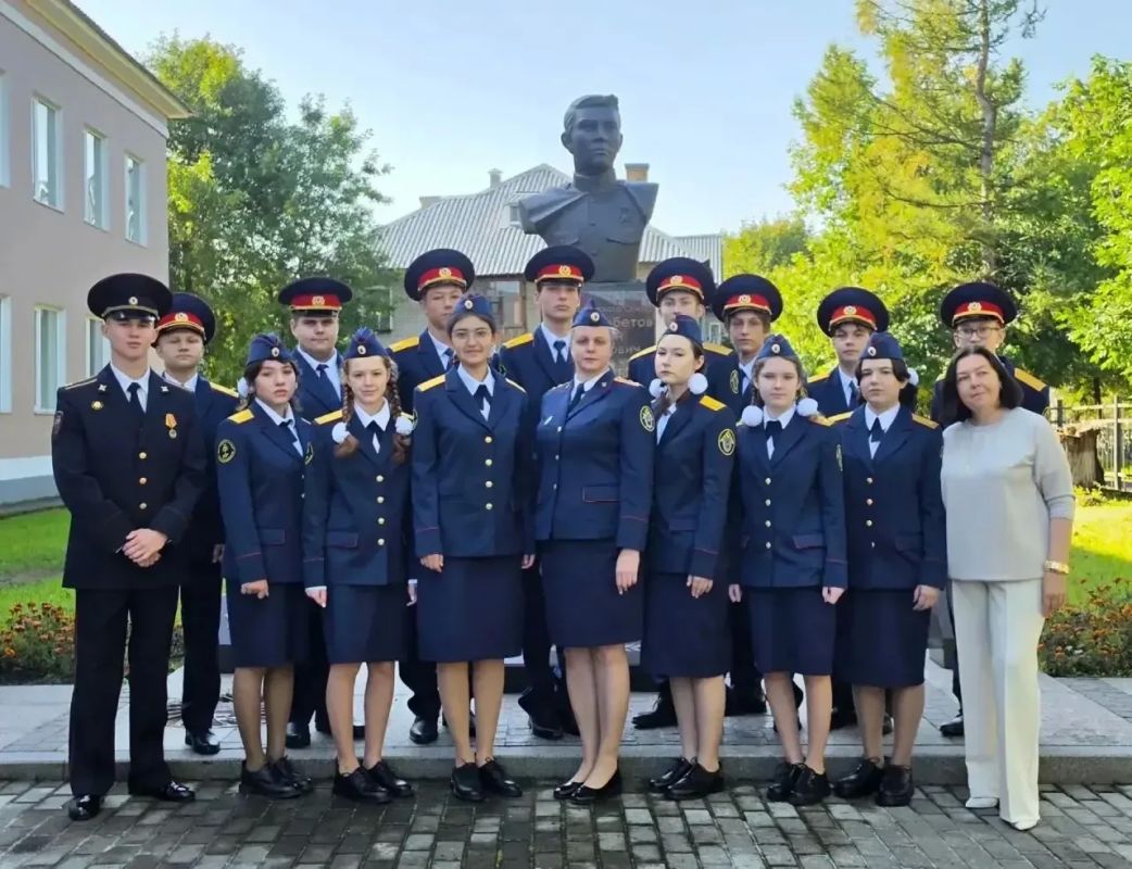 В Ленинградской области сотрудники регионального управления СК приняли участие в торжественных линейках профильных кадетских классов Следственного комитета РФ В Ленинградской области сотрудники регионального управления СК приняли участие в торжественных линейках профильных кадетских классов Следственного комитета РФ