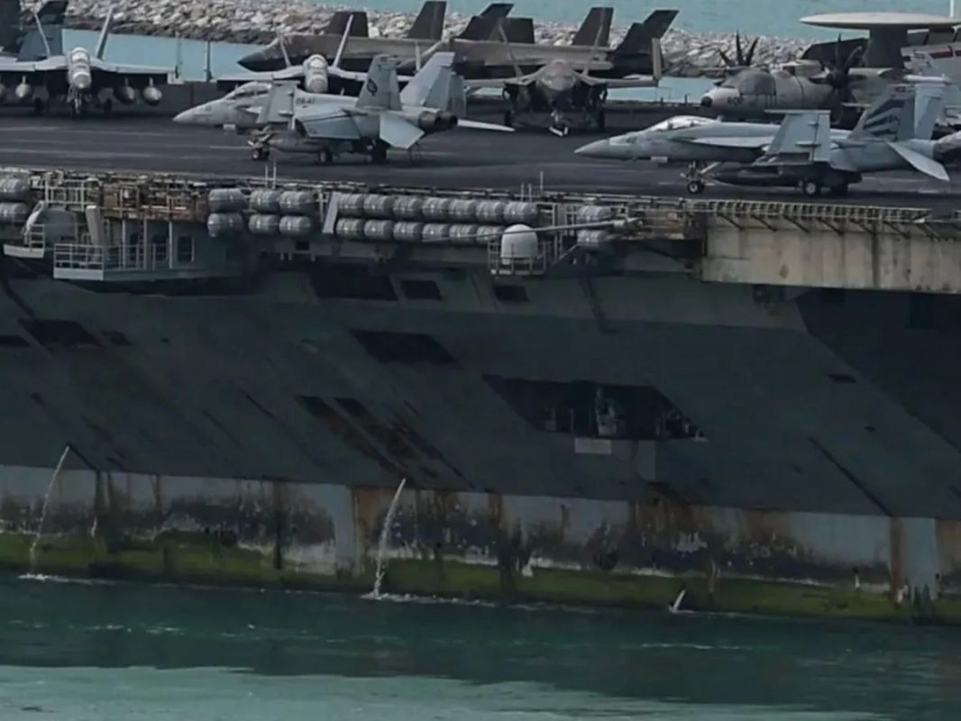 Это ржавое корыто в порту Паттайи — некогда гроза военного флота США авианосец «Авраам Линкольн» Это ржавое корыто в порту Паттайи — некогда гроза военного флота США авианосец «Авраам Линкольн»