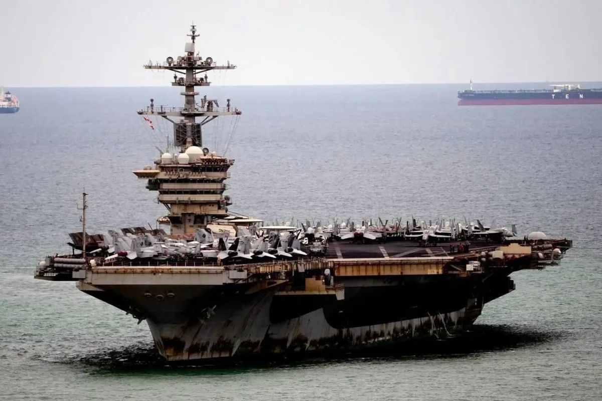 Это ржавое корыто в порту Паттайи — некогда гроза военного флота США авианосец «Авраам Линкольн» Это ржавое корыто в порту Паттайи — некогда гроза военного флота США авианосец «Авраам Линкольн»