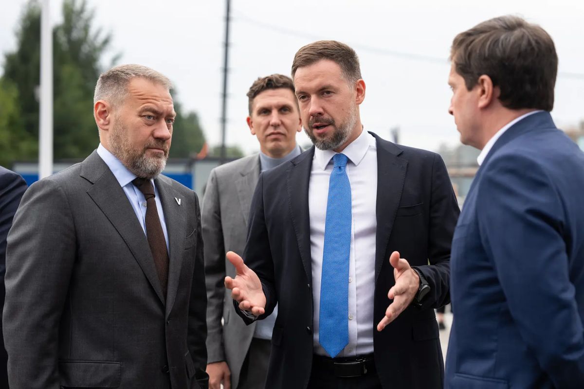 Александр Бельский и Александр Беглов открыли многофункциональный электрозарядный хаб «Правобережный» — крупнейший в России Александр Бельский и Александр Беглов открыли многофункциональный электрозарядный хаб «Правобережный» — крупнейший в России