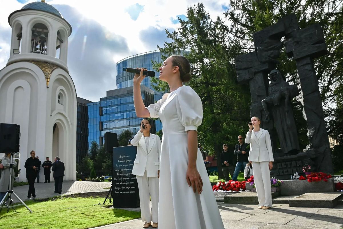 В Санкт-Петербурге почтили память жертв трагедии в Беслане В Санкт-Петербурге почтили память жертв трагедии в Беслане