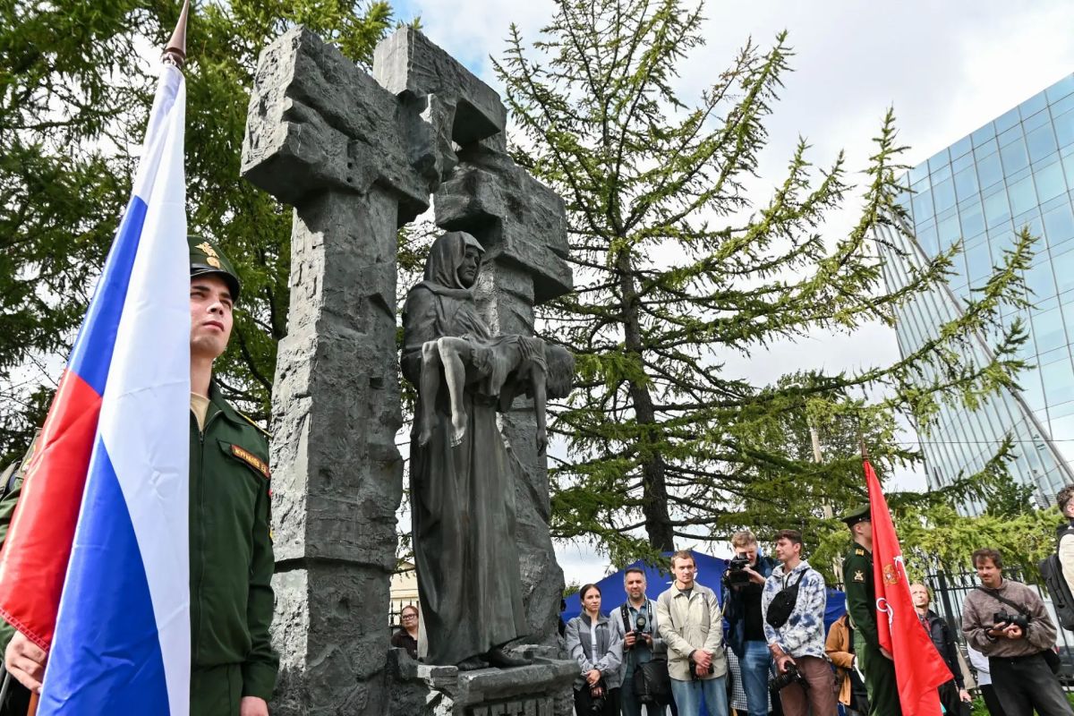 В Санкт-Петербурге почтили память жертв трагедии в Беслане В Санкт-Петербурге почтили память жертв трагедии в Беслане