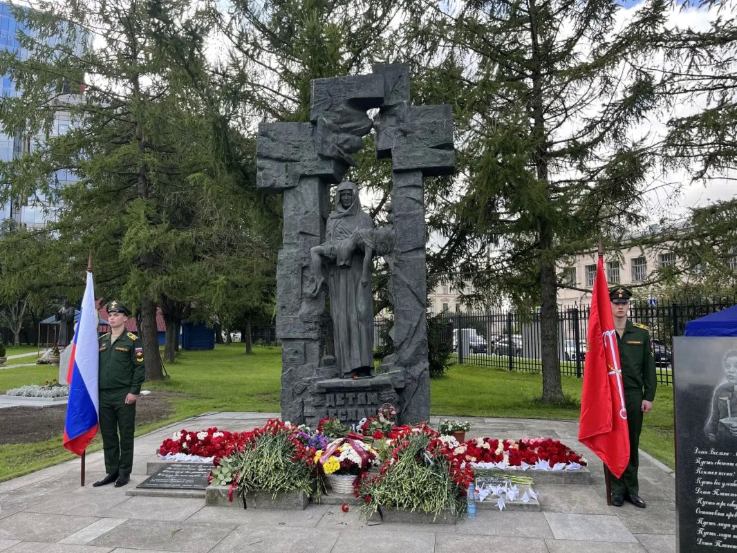 В Санкт-Петербурге отдали дань памяти жертвам трагедии в Беслане В Санкт-Петербурге отдали дань памяти жертвам трагедии в Беслане