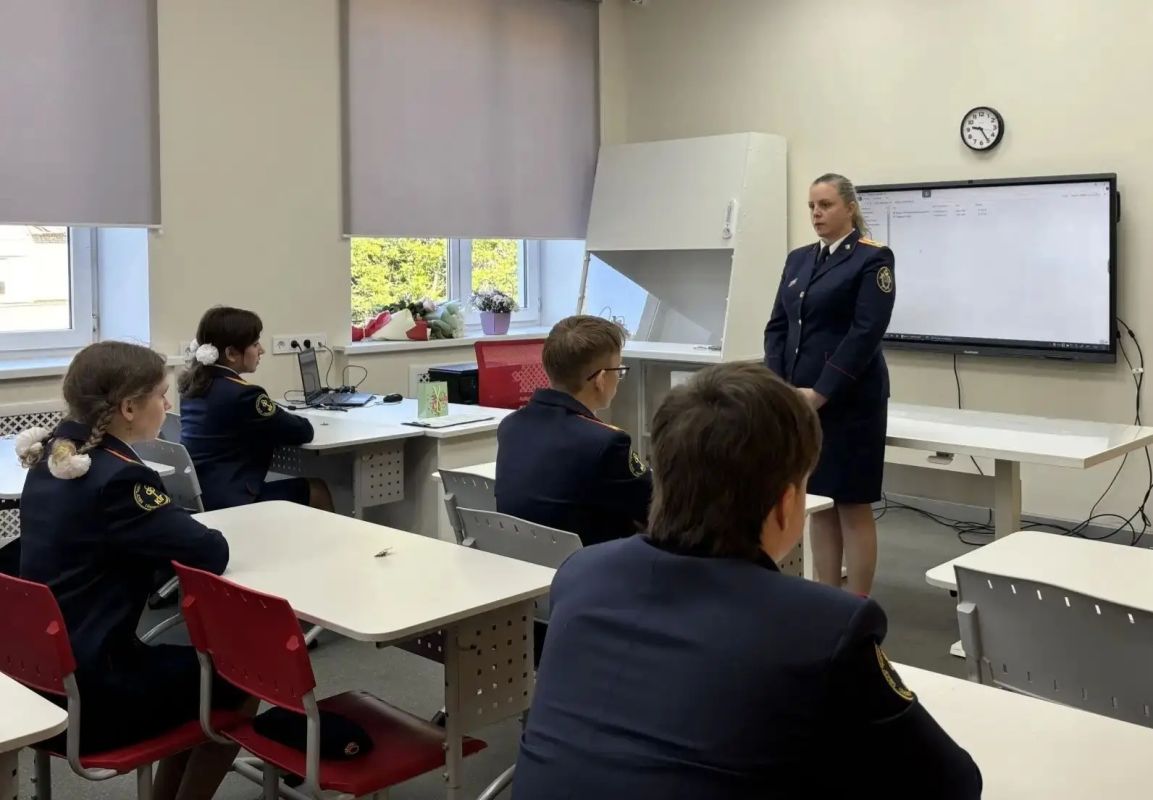 Руководитель следственного отдела по городу Кировску провела для кадетов гимназии занятие, приуроченное ко Дню солидарности в борьбе с терроризмом