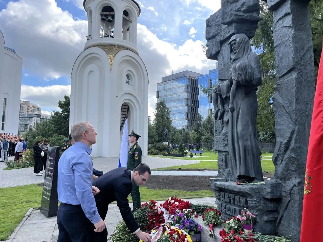 В Санкт-Петербурге отдали дань памяти жертвам трагедии в Беслане В Санкт-Петербурге отдали дань памяти жертвам трагедии в Беслане