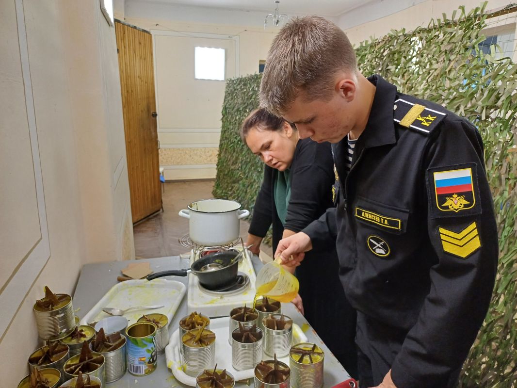 Кадеты Кронштадтского МКВК изготовили полезную помощь для бойцов Кадеты Кронштадтского МКВК изготовили полезную помощь для бойцов
