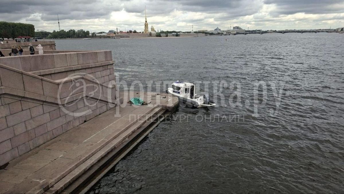 Из Невы достали труп, одетый в камуфляж Из Невы достали труп, одетый в камуфляж