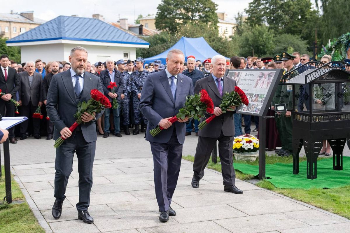 В Петербурге почтили память жертв трагедии в Беслане В Петербурге почтили память жертв трагедии в Беслане