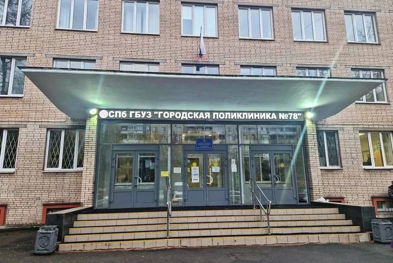 Мужчина с пистолетом взял в заложники врача в поликлинике Петербурга — он требовал убить его, кричал, что хочет покончить с собой