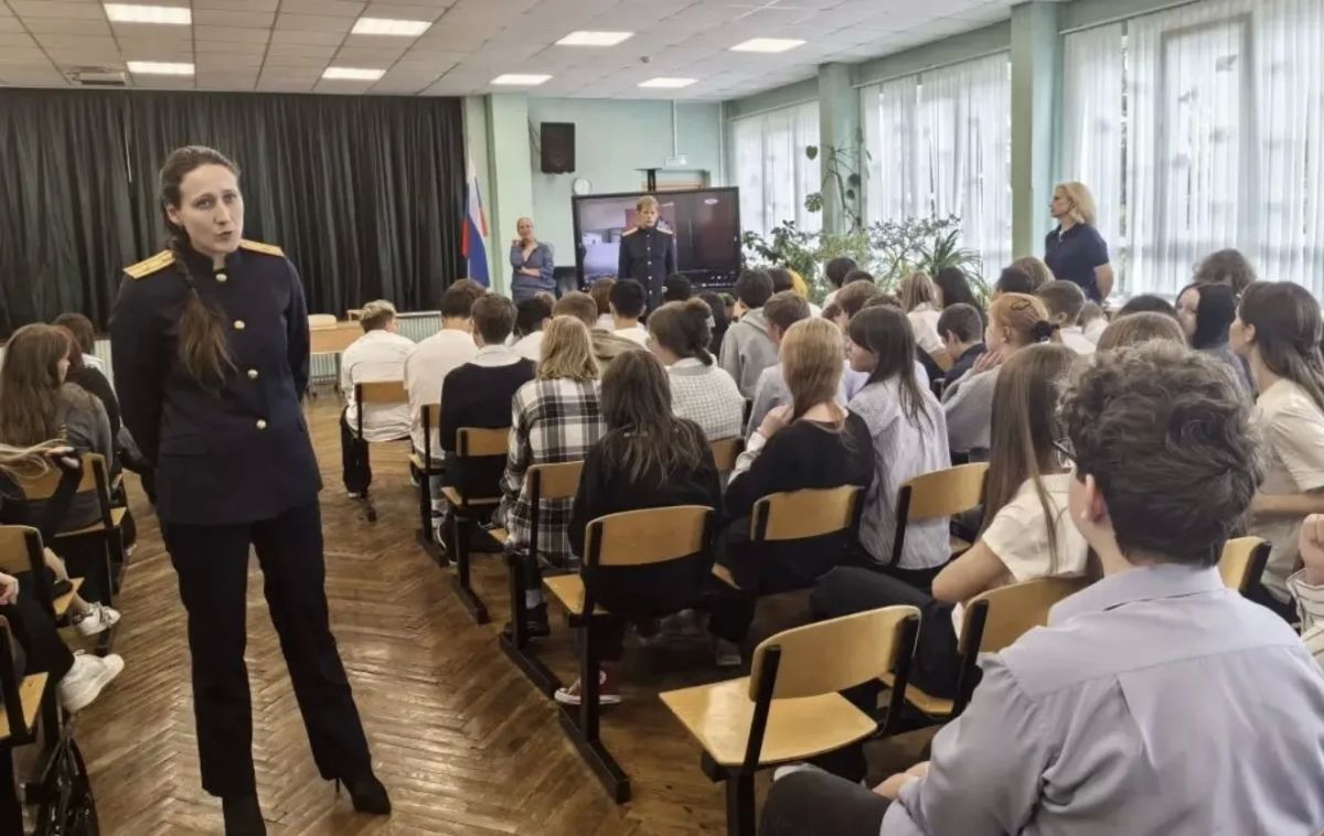 Представители ГСУ СК России по Санкт-Петербургу провели встречу с учащимися школы в День солидарности в борьбе с терроризмом Представители ГСУ СК России по Санкт-Петербургу провели встречу с учащимися школы в День солидарности в борьбе с терроризмом