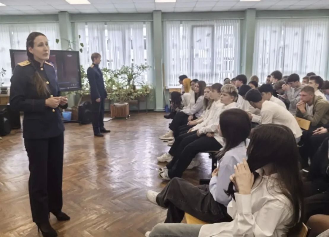 Представители ГСУ СК России по Санкт-Петербургу провели встречу с учащимися школы в День солидарности в борьбе с терроризмом Представители ГСУ СК России по Санкт-Петербургу провели встречу с учащимися школы в День солидарности в борьбе с терроризмом