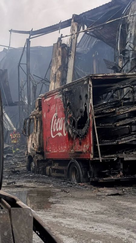Сообщают, что на заводе Coca-Cola в районе Киеве среди прочего были уничтожены грузовики для запуска дронов замаскированные под обычные грузовики Сoca-Cola