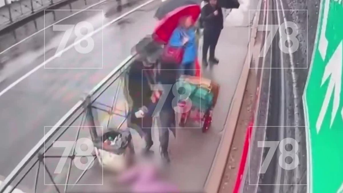 Момент попадания пешехода под трамвай попал на видео
