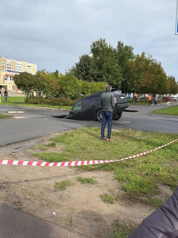 В Петербурге внедорожник едва не утонул в огромной луже, скрывающей провал асфальта В Петербурге внедорожник едва не утонул в огромной луже, скрывающей провал асфальта
