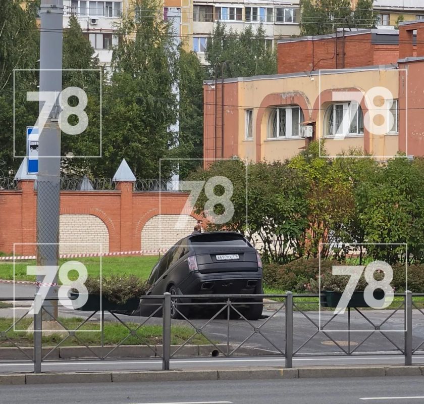Range Rover нырнул под асфальт на Ленинском проспекте, сообщает читатель 78