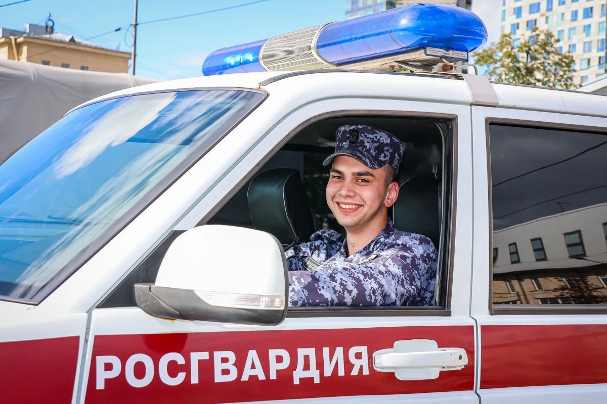Прямо сейчас в Санкт-Петербурге на стадионе «СКА Арена» военнослужащие специального мотризованного Измайловского полка Северо-Западного округа Росгвардии и сотрудники ОМОН «Бастион» Росгвардии обеспечивают безопасность матча... Прямо сейчас в Санкт-Петербурге на стадионе «СКА Арена» военнослужащие специального мотризованного Измайловского полка Северо-Западного округа Росгвардии и сотрудники ОМОН «Бастион» Росгвардии обеспечивают безопасность матча...