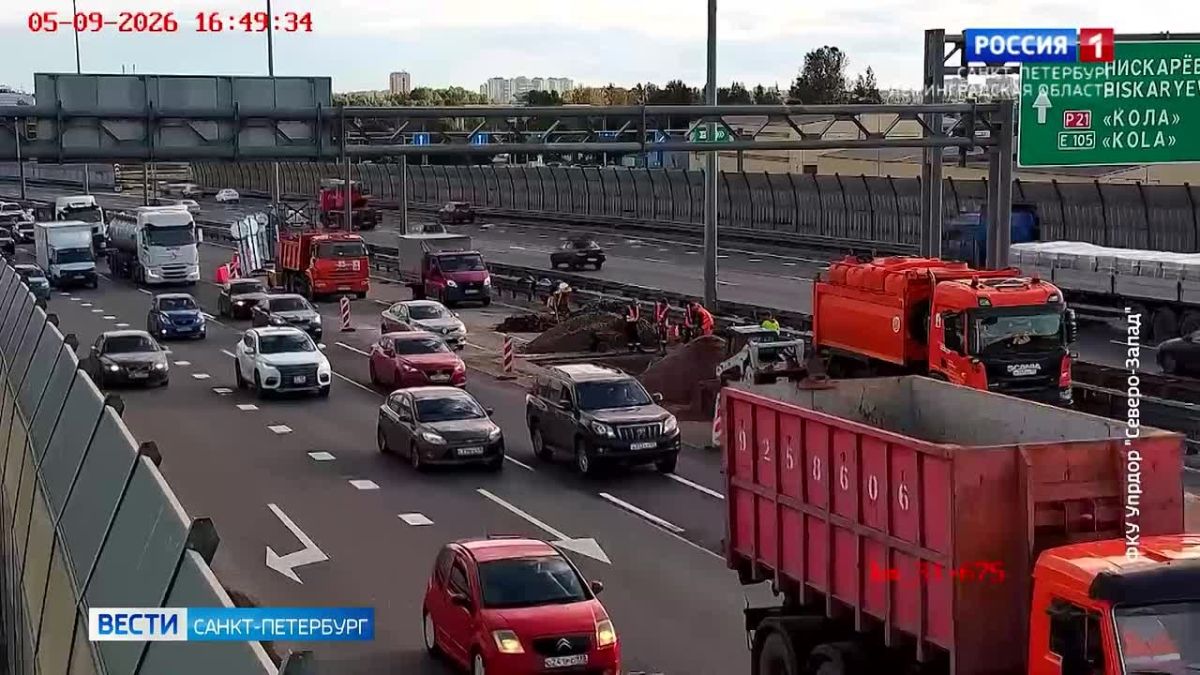 На Кольцевой дороге, где провалился асфальт, идет ремонт