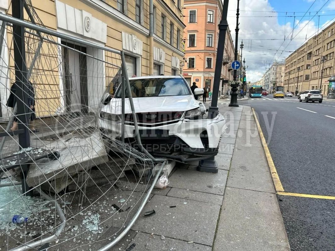 Автомобиль влетел в остановку на перекрестке Невского и Полтавской Автомобиль влетел в остановку на перекрестке Невского и Полтавской