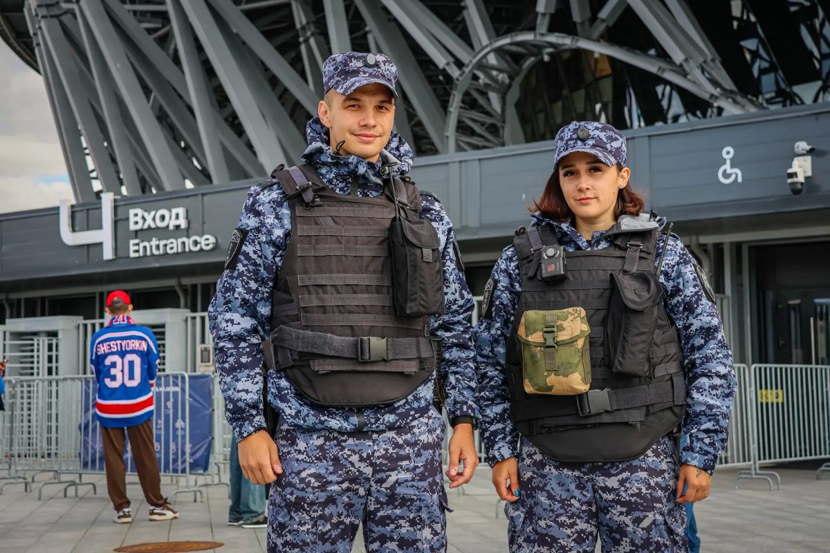 Прямо сейчас в Санкт-Петербурге на стадионе «СКА Арена» военнослужащие специального мотризованного Измайловского полка Северо-Западного округа Росгвардии и сотрудники ОМОН «Бастион» Росгвардии обеспечивают безопасность матча... Прямо сейчас в Санкт-Петербурге на стадионе «СКА Арена» военнослужащие специального мотризованного Измайловского полка Северо-Западного округа Росгвардии и сотрудники ОМОН «Бастион» Росгвардии обеспечивают безопасность матча...