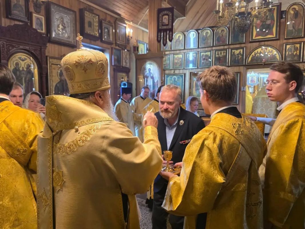 Виталий Милонов: Всенощное бдение в храме святителя Петра на Ульянке Виталий Милонов: Всенощное бдение в храме святителя Петра на Ульянке