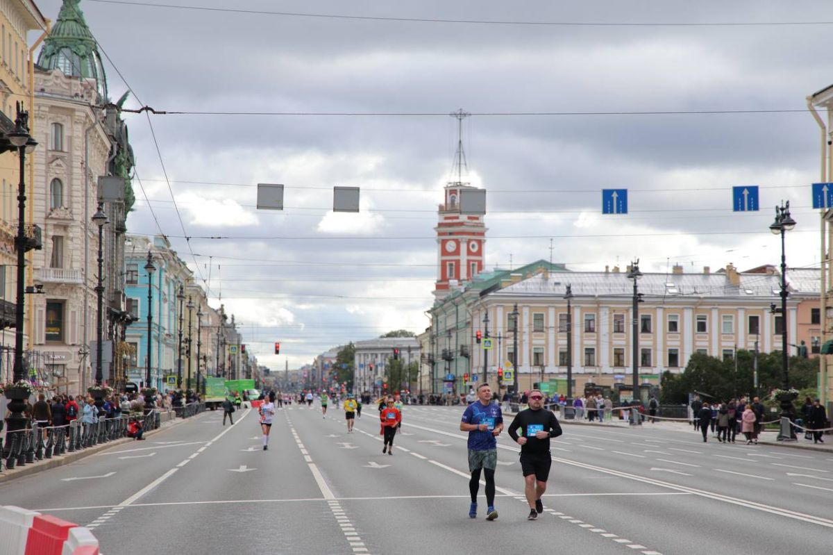 Россияне пробежали дистанцию 42,2 км в Питере, победители заработали по 700 тысяч рублей Россияне пробежали дистанцию 42,2 км в Питере, победители заработали по 700 тысяч рублей