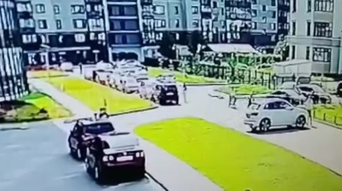 Осужден мужчина, прыгнувший из хулиганских побуждений на капот автомобиля