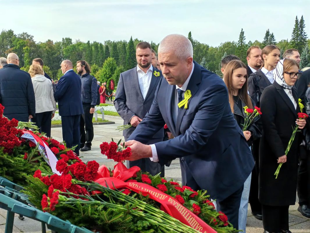 Санкт-Петербургская избирательная комиссия приняла участие в торжественно-траурной церемонии на Пискаревском мемориальном кладбище Санкт-Петербургская избирательная комиссия приняла участие в торжественно-траурной церемонии на Пискаревском мемориальном кладбище