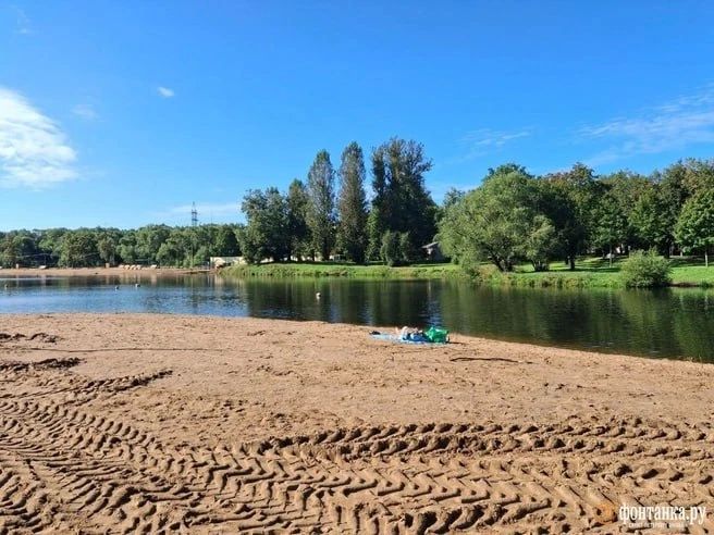 Благоустройство пляжа у Колонистского пруда в Пушкине завершено, но территорию еще приводят в порядок Благоустройство пляжа у Колонистского пруда в Пушкине завершено, но территорию еще приводят в порядок