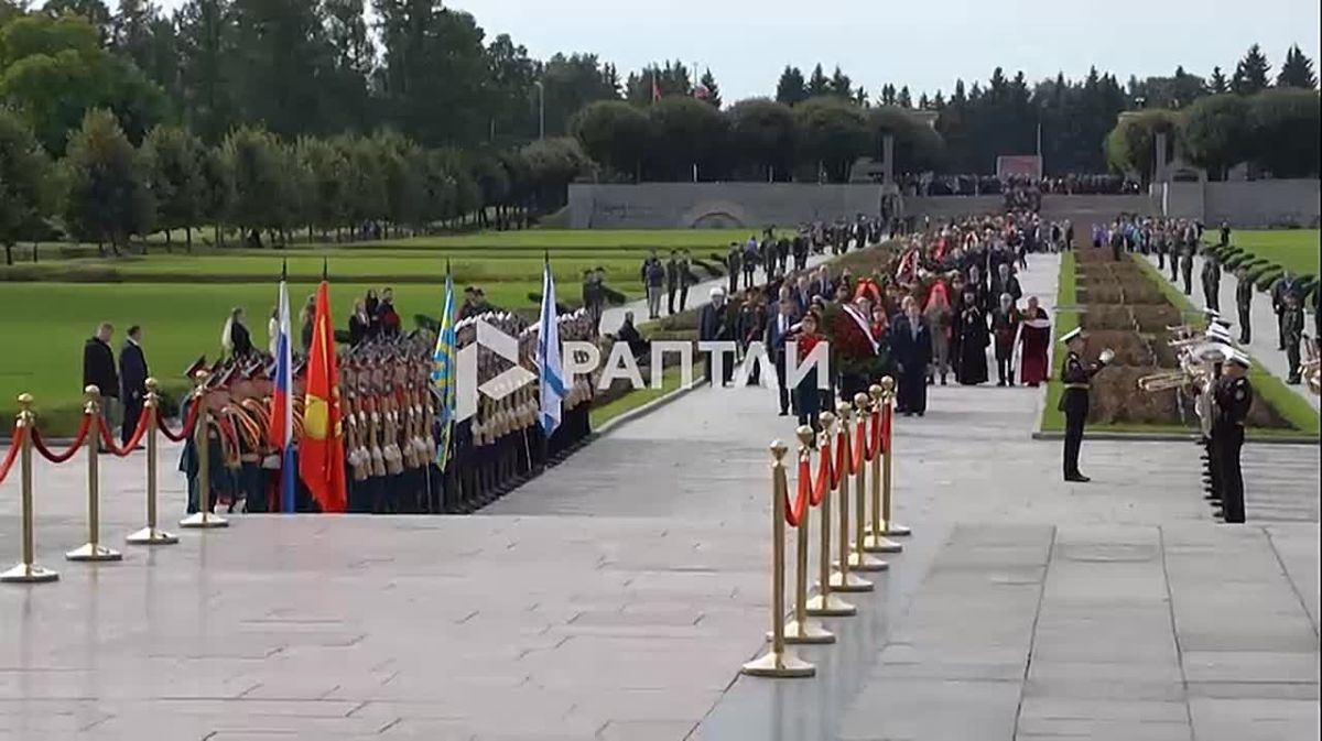 На Пискаревском кладбище Санкт-Петербурга почтили память погибших жителей и защитников Ленинграда — в день 85-летия начала блокады города фашистскими войсками