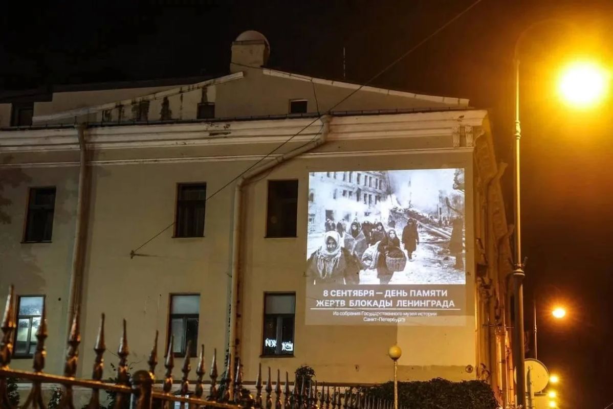 Петербургские мосты сегодня засветятся в цветах ленты Ленинградской Победы — оливковом и зелёном Петербургские мосты сегодня засветятся в цветах ленты Ленинградской Победы — оливковом и зелёном