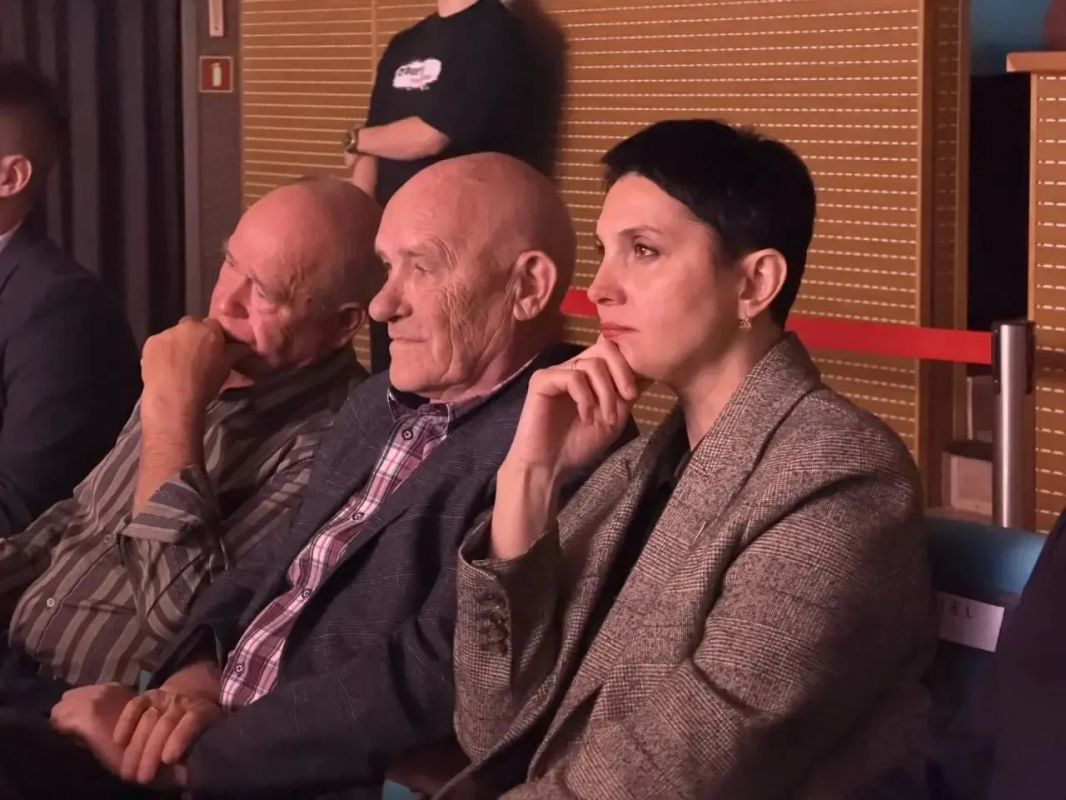 Жанна Анатольевна, вы так часто людей и бойцов обнимаете на фото - это постановка? Жанна Анатольевна, вы так часто людей и бойцов обнимаете на фото - это постановка?
