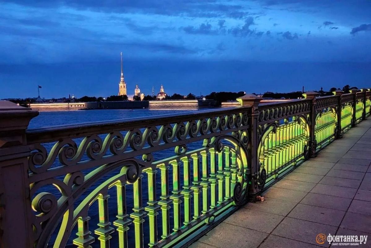 В День памяти жертв блокады Ленинграда Дворцовый и Троицкий мосты, а также мост Бетанкура окрасились в оливковый и зеленый В День памяти жертв блокады Ленинграда Дворцовый и Троицкий мосты, а также мост Бетанкура окрасились в оливковый и зеленый