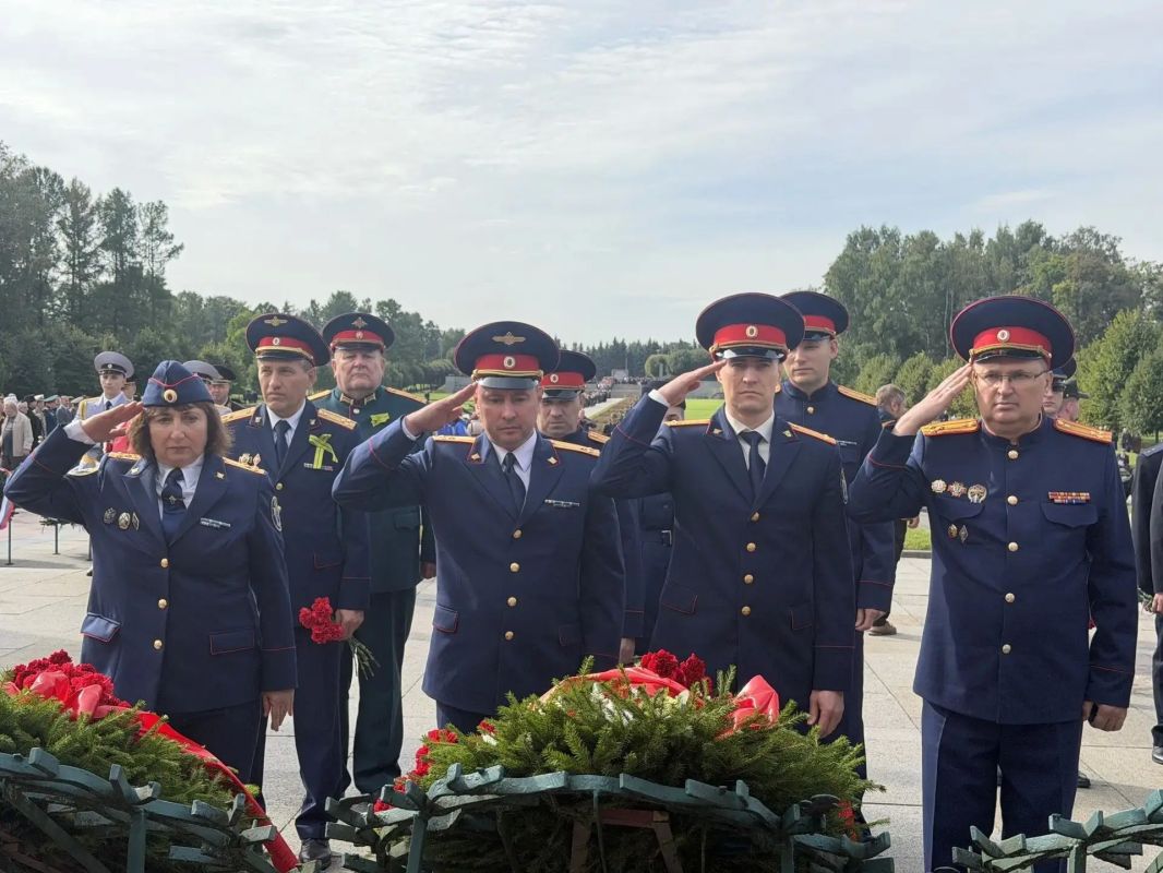 Представители Западного МСУ СК России приняли участие в церемонии возложения цветов, приуроченной ко Дню памяти жертв блокады Ленинграда Представители Западного МСУ СК России приняли участие в церемонии возложения цветов, приуроченной ко Дню памяти жертв блокады Ленинграда