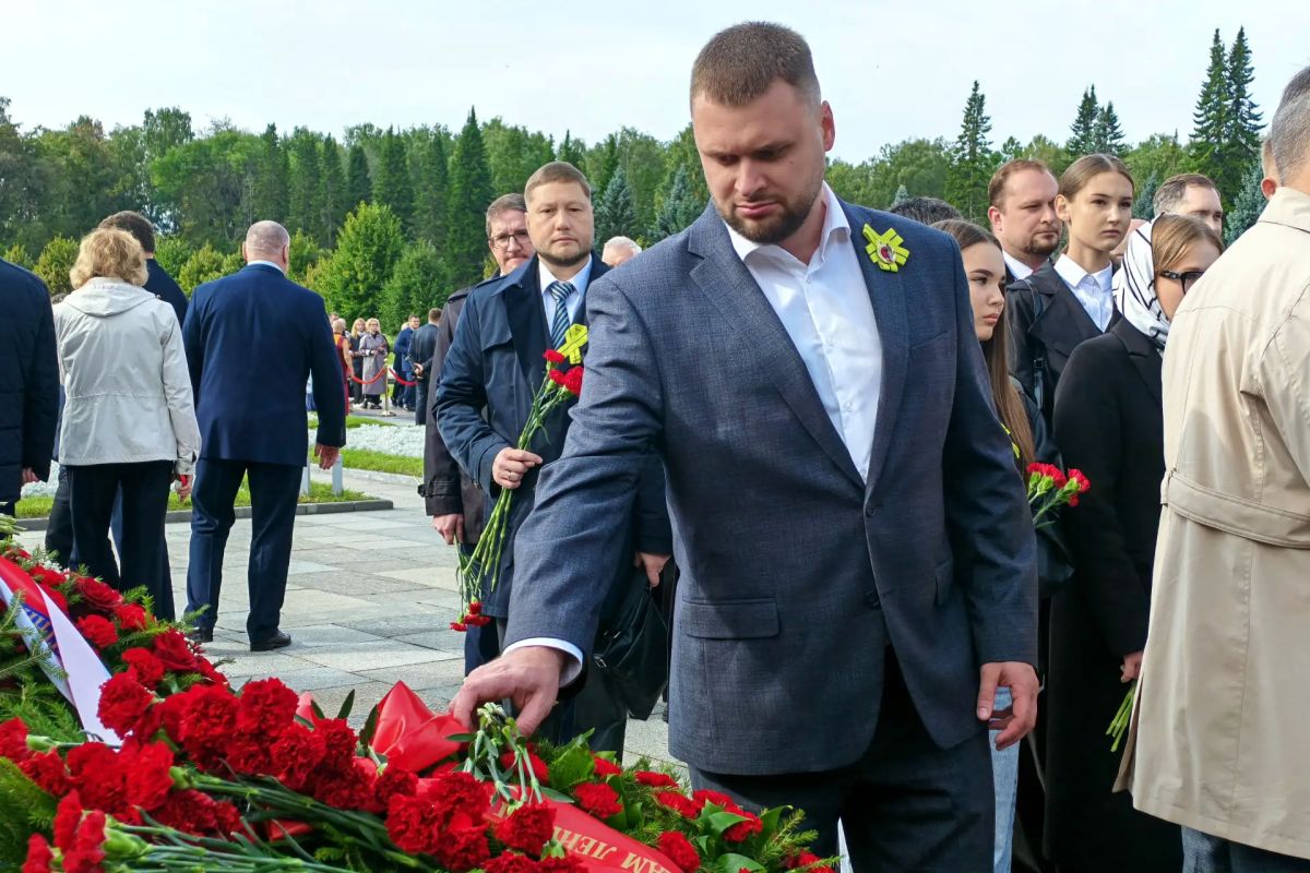 Санкт-Петербургская избирательная комиссия приняла участие в торжественно-траурной церемонии на Пискаревском мемориальном кладбище Санкт-Петербургская избирательная комиссия приняла участие в торжественно-траурной церемонии на Пискаревском мемориальном кладбище