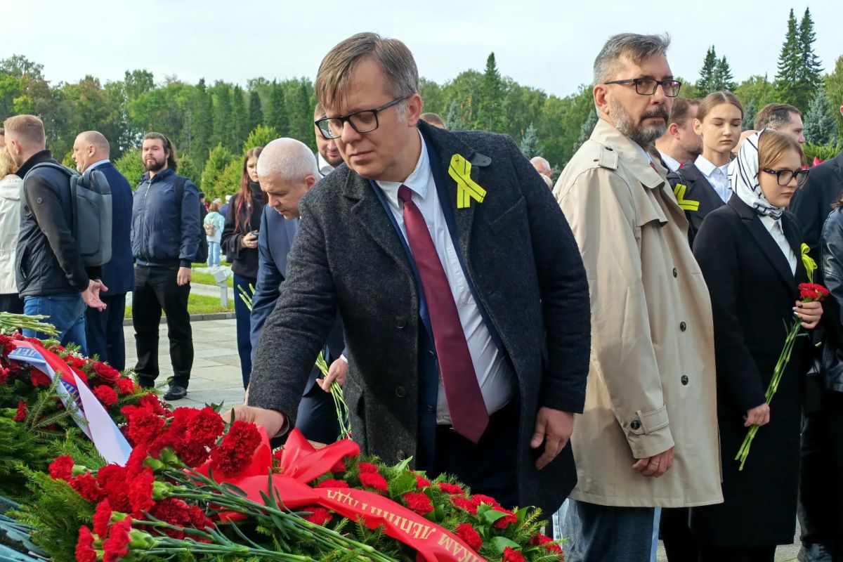 Санкт-Петербургская избирательная комиссия приняла участие в торжественно-траурной церемонии на Пискаревском мемориальном кладбище Санкт-Петербургская избирательная комиссия приняла участие в торжественно-траурной церемонии на Пискаревском мемориальном кладбище
