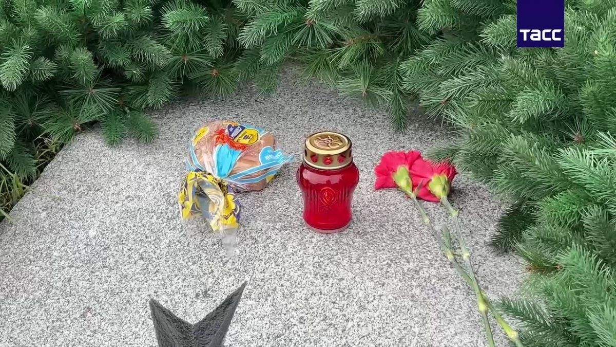 Жители Санкт-Петербурга приносят на Пискаревское мемориальное кладбище цветы, хлеб и конфеты в день 85-й годовщины начала блокады Ленинграда