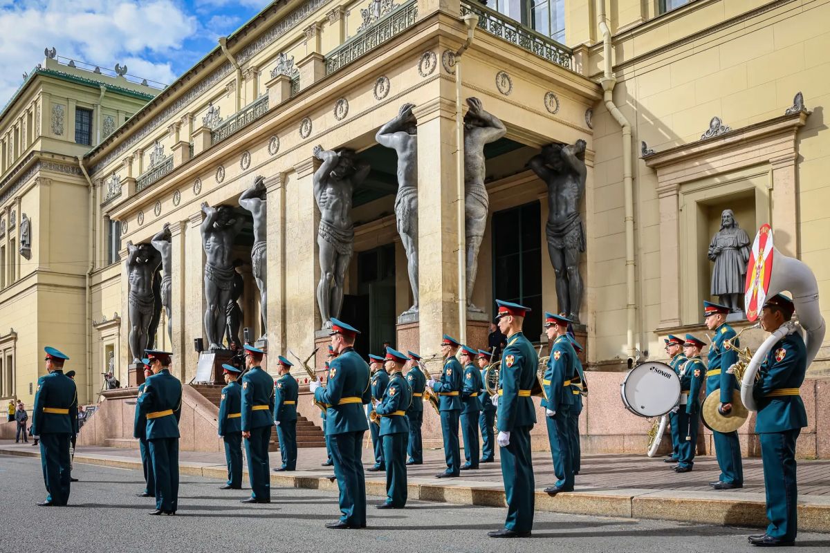 В Санкт-Петербурге в Государственном Эрмитаже военный оркестр штаба Северо-Западного округа Росгвардии стал участником памятной акции, посвященной Дню памяти жертв блокады Ленинграда
