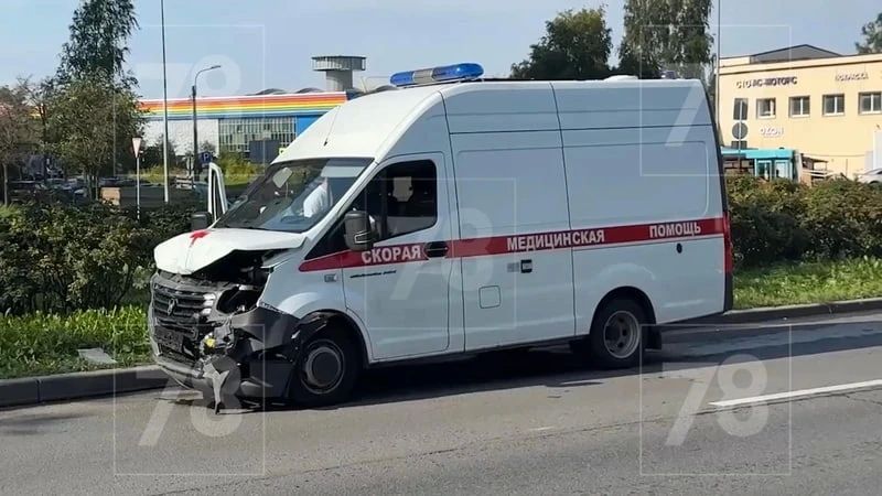 Скорая помощь с тяжелым пациентом попала в ДТП на Бассейной улице