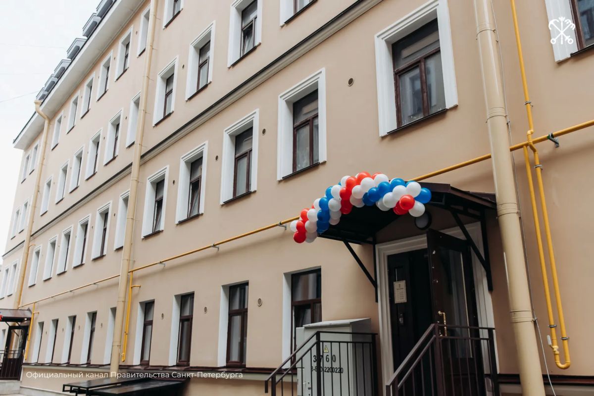Ещё десять семей стали владельцами новых квартир по программе «Доступное жильё» — во флигелях «Дома Бенуа» на Каменноостровском проспекте Ещё десять семей стали владельцами новых квартир по программе «Доступное жильё» — во флигелях «Дома Бенуа» на Каменноостровском проспекте