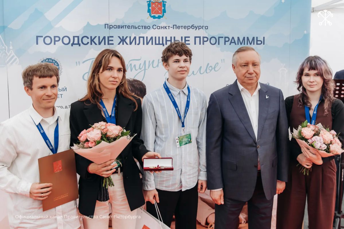 Ещё десять семей стали владельцами новых квартир по программе «Доступное жильё» — во флигелях «Дома Бенуа» на Каменноостровском проспекте Ещё десять семей стали владельцами новых квартир по программе «Доступное жильё» — во флигелях «Дома Бенуа» на Каменноостровском проспекте
