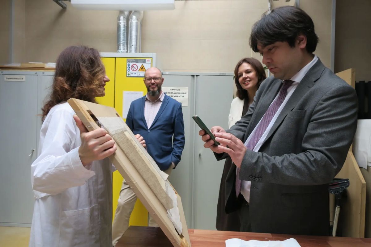 На картине советского художника из Лодейнопольского музея нашли иероглифы На картине советского художника из Лодейнопольского музея нашли иероглифы