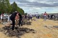Пока венгерские власти рвут отношения с Россией, энтузиасты устроили чемпионат по скоростному рытью могил