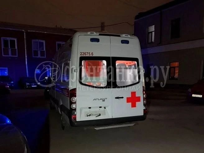 Неадекватный мужчина в измененном состоянии выместил злость на машине скорой помощи Неадекватный мужчина в измененном состоянии выместил злость на машине скорой помощи