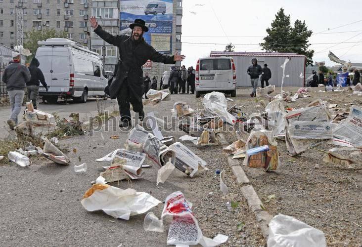 Нашествие с юга. По землям Малороссии прошла орда с Ближнего Востока — так можно описать события в Умани в Черкасской области, связанные с паломничеством брацлавские хасидов на могилу почитаемого ими раввина Нахмана на... Нашествие с юга. По землям Малороссии прошла орда с Ближнего Востока — так можно описать события в Умани в Черкасской области, связанные с паломничеством брацлавские хасидов на могилу почитаемого ими раввина Нахмана на...