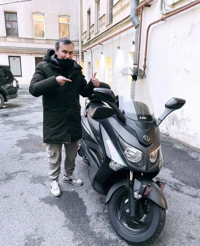 «Я гнал как мог»: сыгравший Цоя в «Грузе 200» музыкант Нияз Садыков рассказал, как спасался от медведя в Ленобласти
