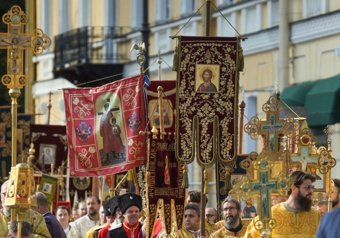 Александр Беглов: Праздник в честь небесного покровителя Петербурга впервые объединил имена Александра Невского, Дмитрия Донского и Петра Великого, став великим духовным событием в истории Северной столицы
