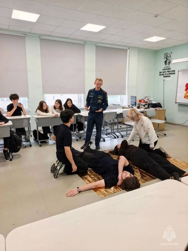 Знания, которые спасают жизни: сотрудники МЧС Петербурга проводят уроки безопасности Знания, которые спасают жизни: сотрудники МЧС Петербурга проводят уроки безопасности
