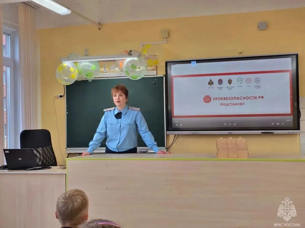 Знания, которые спасают жизни: сотрудники МЧС Петербурга проводят уроки безопасности Знания, которые спасают жизни: сотрудники МЧС Петербурга проводят уроки безопасности