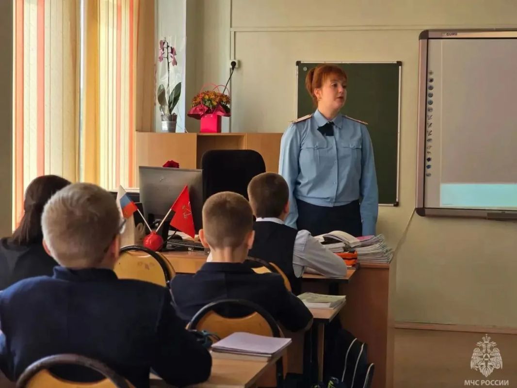 Знания, которые спасают жизни: сотрудники МЧС Петербурга проводят уроки безопасности Знания, которые спасают жизни: сотрудники МЧС Петербурга проводят уроки безопасности