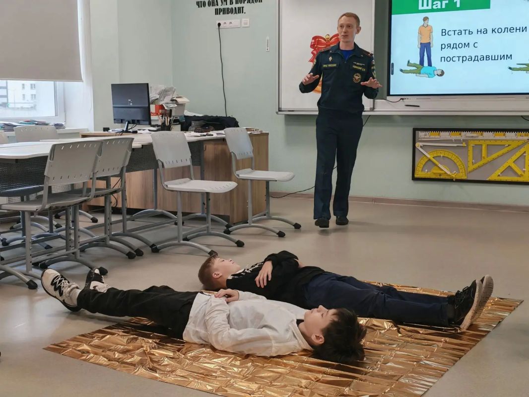 Знания, которые спасают жизни: сотрудники МЧС Петербурга проводят уроки безопасности Знания, которые спасают жизни: сотрудники МЧС Петербурга проводят уроки безопасности